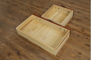 和製ビンテージ　高級品!!　三方欅(ケヤキ)材　凝った手打ち金具と赤みを帯びた木の色味が上質な雰囲気を醸し出す和箪笥(整理箪笥、収納たんす、引き出し、ヴィンテージ)(R-075582)