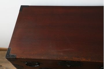 和製ビンテージ　高級品!!　三方欅(ケヤキ)材　凝った手打ち金具と赤みを帯びた木の色味が上質な雰囲気を醸し出す和箪笥(整理箪笥、収納たんす、引き出し、ヴィンテージ)(R-075582)