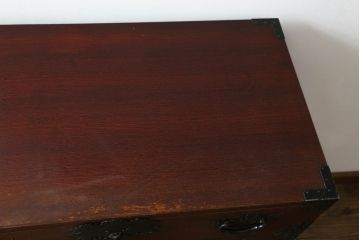 和製ビンテージ　高級品!!　三方欅(ケヤキ)材　凝った手打ち金具と赤みを帯びた木の色味が上質な雰囲気を醸し出す和箪笥(整理箪笥、収納たんす、引き出し、ヴィンテージ)(R-075582)