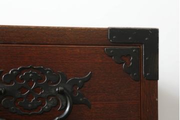 和製ビンテージ　高級品!!　三方欅(ケヤキ)材　凝った手打ち金具と赤みを帯びた木の色味が上質な雰囲気を醸し出す和箪笥(整理箪笥、収納たんす、引き出し、ヴィンテージ)(R-075582)