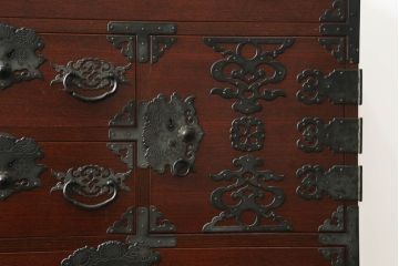 和製ビンテージ　高級品!!　三方欅(ケヤキ)材　凝った手打ち金具と赤みを帯びた木の色味が上質な雰囲気を醸し出す和箪笥(整理箪笥、収納たんす、引き出し、ヴィンテージ)(R-075582)