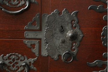 和製ビンテージ　高級品!!　三方欅(ケヤキ)材　凝った手打ち金具と赤みを帯びた木の色味が上質な雰囲気を醸し出す和箪笥(整理箪笥、収納たんす、引き出し、ヴィンテージ)(R-075582)