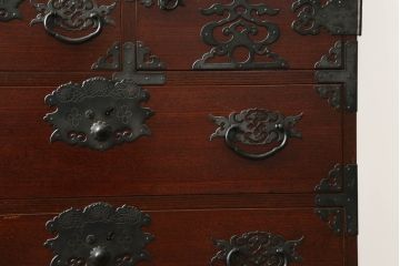 和製ビンテージ　高級品!!　三方欅(ケヤキ)材　凝った手打ち金具と赤みを帯びた木の色味が上質な雰囲気を醸し出す和箪笥(整理箪笥、収納たんす、引き出し、ヴィンテージ)(R-075582)