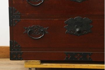 和製ビンテージ　高級品!!　三方欅(ケヤキ)材　凝った手打ち金具と赤みを帯びた木の色味が上質な雰囲気を醸し出す和箪笥(整理箪笥、収納たんす、引き出し、ヴィンテージ)(R-075582)