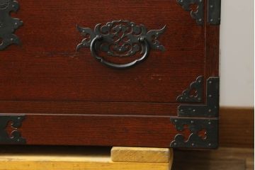 和製ビンテージ　高級品!!　三方欅(ケヤキ)材　凝った手打ち金具と赤みを帯びた木の色味が上質な雰囲気を醸し出す和箪笥(整理箪笥、収納たんす、引き出し、ヴィンテージ)(R-075582)