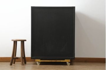和製ビンテージ　高級品!!　三方欅(ケヤキ)材　凝った手打ち金具と赤みを帯びた木の色味が上質な雰囲気を醸し出す和箪笥(整理箪笥、収納たんす、引き出し、ヴィンテージ)(R-075582)