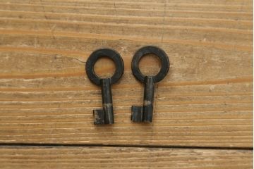 和製ビンテージ　高級品!!　三方欅(ケヤキ)材　凝った手打ち金具と赤みを帯びた木の色味が上質な雰囲気を醸し出す和箪笥(整理箪笥、収納たんす、引き出し、ヴィンテージ)(R-075582)