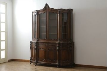 中古　美品!!　カリモク家具(karimoku)　domani(ドマーニ)　Louis(ルイ)XVシリーズ　優美な装飾がクラシカルな雰囲気を高めるキャビネット(食器棚、カップボード、収納棚、戸棚、飾り棚)(定価約280万円)(R-075583)
