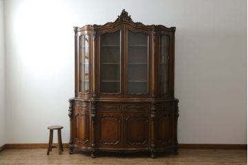 中古　美品!!　カリモク家具(karimoku)　domani(ドマーニ)　Louis(ルイ)XVシリーズ　優美な装飾がクラシカルな雰囲気を高めるキャビネット(食器棚、カップボード、収納棚、戸棚、飾り棚)(定価約280万円)(R-075583)