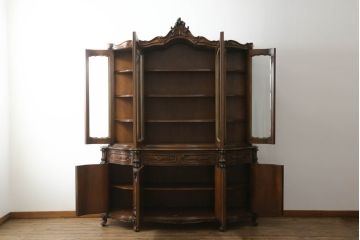 中古　美品!!　カリモク家具(karimoku)　domani(ドマーニ)　Louis(ルイ)XVシリーズ　優美な装飾がクラシカルな雰囲気を高めるキャビネット(食器棚、カップボード、収納棚、戸棚、飾り棚)(定価約280万円)(R-075583)