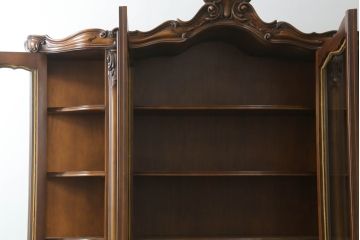 中古　美品!!　カリモク家具(karimoku)　domani(ドマーニ)　Louis(ルイ)XVシリーズ　優美な装飾がクラシカルな雰囲気を高めるキャビネット(食器棚、カップボード、収納棚、戸棚、飾り棚)(定価約280万円)(R-075583)