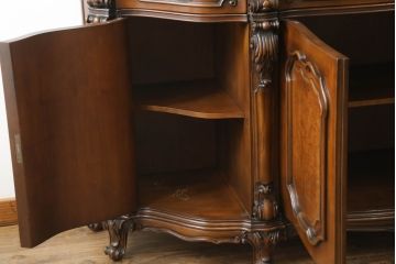 中古　美品!!　カリモク家具(karimoku)　domani(ドマーニ)　Louis(ルイ)XVシリーズ　優美な装飾がクラシカルな雰囲気を高めるキャビネット(食器棚、カップボード、収納棚、戸棚、飾り棚)(定価約280万円)(R-075583)