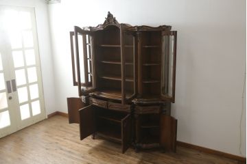 中古　美品!!　カリモク家具(karimoku)　domani(ドマーニ)　Louis(ルイ)XVシリーズ　優美な装飾がクラシカルな雰囲気を高めるキャビネット(食器棚、カップボード、収納棚、戸棚、飾り棚)(定価約280万円)(R-075583)