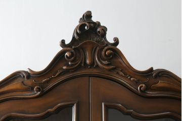 中古　美品!!　カリモク家具(karimoku)　domani(ドマーニ)　Louis(ルイ)XVシリーズ　優美な装飾がクラシカルな雰囲気を高めるキャビネット(食器棚、カップボード、収納棚、戸棚、飾り棚)(定価約280万円)(R-075583)