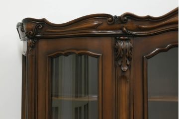 中古　美品!!　カリモク家具(karimoku)　domani(ドマーニ)　Louis(ルイ)XVシリーズ　優美な装飾がクラシカルな雰囲気を高めるキャビネット(食器棚、カップボード、収納棚、戸棚、飾り棚)(定価約280万円)(R-075583)
