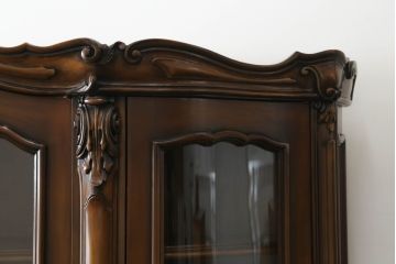 中古　美品!!　カリモク家具(karimoku)　domani(ドマーニ)　Louis(ルイ)XVシリーズ　優美な装飾がクラシカルな雰囲気を高めるキャビネット(食器棚、カップボード、収納棚、戸棚、飾り棚)(定価約280万円)(R-075583)