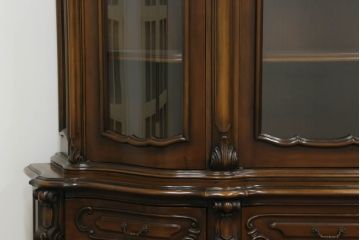 中古　美品!!　カリモク家具(karimoku)　domani(ドマーニ)　Louis(ルイ)XVシリーズ　優美な装飾がクラシカルな雰囲気を高めるキャビネット(食器棚、カップボード、収納棚、戸棚、飾り棚)(定価約280万円)(R-075583)
