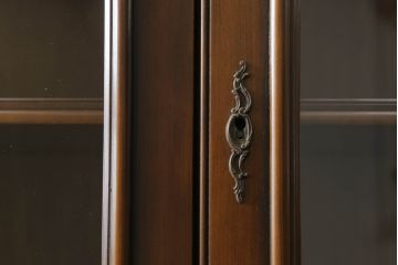中古　美品!!　カリモク家具(karimoku)　domani(ドマーニ)　Louis(ルイ)XVシリーズ　優美な装飾がクラシカルな雰囲気を高めるキャビネット(食器棚、カップボード、収納棚、戸棚、飾り棚)(定価約280万円)(R-075583)