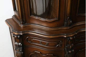 中古　美品!!　カリモク家具(karimoku)　domani(ドマーニ)　Louis(ルイ)XVシリーズ　優美な装飾がクラシカルな雰囲気を高めるキャビネット(食器棚、カップボード、収納棚、戸棚、飾り棚)(定価約280万円)(R-075583)