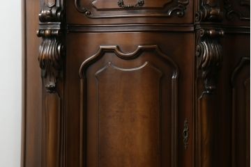 中古　美品!!　カリモク家具(karimoku)　domani(ドマーニ)　Louis(ルイ)XVシリーズ　優美な装飾がクラシカルな雰囲気を高めるキャビネット(食器棚、カップボード、収納棚、戸棚、飾り棚)(定価約280万円)(R-075583)