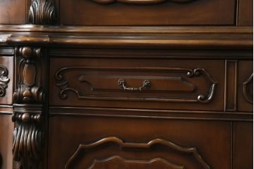 中古　美品!!　カリモク家具(karimoku)　domani(ドマーニ)　Louis(ルイ)XVシリーズ　優美な装飾がクラシカルな雰囲気を高めるキャビネット(食器棚、カップボード、収納棚、戸棚、飾り棚)(定価約280万円)(R-075583)