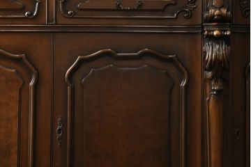 中古　美品!!　カリモク家具(karimoku)　domani(ドマーニ)　Louis(ルイ)XVシリーズ　優美な装飾がクラシカルな雰囲気を高めるキャビネット(食器棚、カップボード、収納棚、戸棚、飾り棚)(定価約280万円)(R-075583)