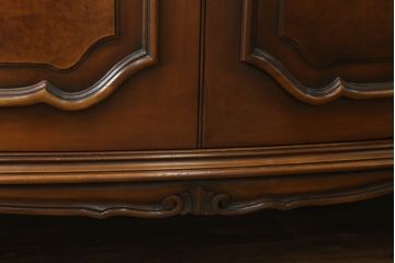 中古　美品!!　カリモク家具(karimoku)　domani(ドマーニ)　Louis(ルイ)XVシリーズ　優美な装飾がクラシカルな雰囲気を高めるキャビネット(食器棚、カップボード、収納棚、戸棚、飾り棚)(定価約280万円)(R-075583)