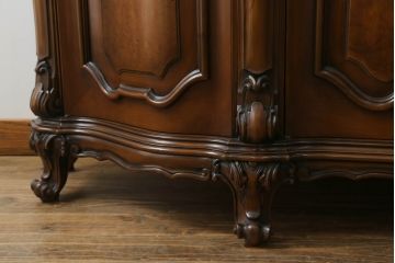 中古　美品!!　カリモク家具(karimoku)　domani(ドマーニ)　Louis(ルイ)XVシリーズ　優美な装飾がクラシカルな雰囲気を高めるキャビネット(食器棚、カップボード、収納棚、戸棚、飾り棚)(定価約280万円)(R-075583)