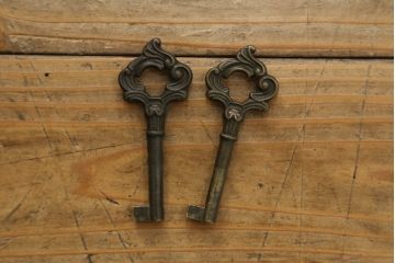 中古　美品!!　カリモク家具(karimoku)　domani(ドマーニ)　Louis(ルイ)XVシリーズ　優美な装飾がクラシカルな雰囲気を高めるキャビネット(食器棚、カップボード、収納棚、戸棚、飾り棚)(定価約280万円)(R-075583)