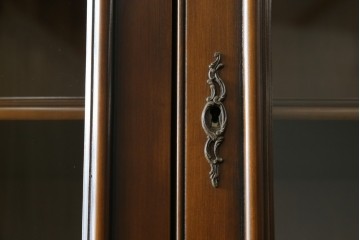 中古　美品!!　カリモク家具(karimoku)　domani(ドマーニ)　Louis(ルイ)XVシリーズ　ロココ様式のキャビネット　定価約280万円　(R-075583)