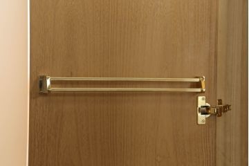 中古　高級品!!　松創(マツソウ)　木匠　稲垣練三郎作　明るい木の色味が空間を彩るワードローブ(洋服タンス、衣裳箪笥、収納棚)(定価約180万円)(R-075584)