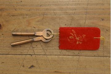 中古　岩谷堂箪笥　力強い木目と重厚感のある金具が目を惹くチェスト(引き出し、サイドボード、サイドチェスト、和箪笥、収納箪笥、衣装箪笥、整理箪笥)(R-075586)