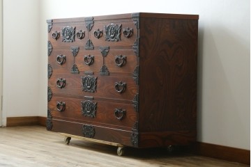 中古　岩谷堂箪笥　力強い木目と重厚感のある金具が目を引くチェスト　(R-075586)