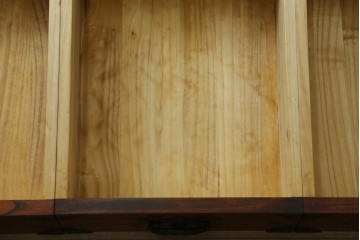 中古　岩谷堂箪笥　力強い木目と重厚感のある金具が目を引くチェスト　(R-075586)
