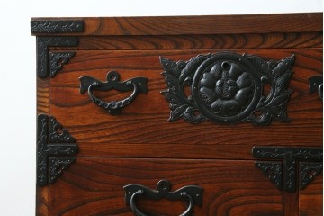 中古　岩谷堂箪笥　力強い木目と重厚感のある金具が目を引くチェスト　(R-075586)