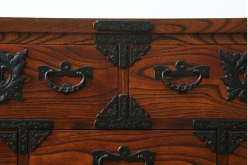 中古　岩谷堂箪笥　力強い木目と重厚感のある金具が目を引くチェスト　(R-075586)