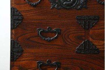 中古　岩谷堂箪笥　力強い木目と重厚感のある金具が目を引くチェスト　(R-075586)