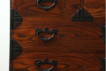 中古　岩谷堂箪笥　力強い木目と重厚感のある金具が目を引くチェスト　(R-075586)