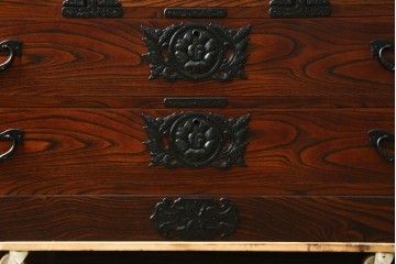 中古　岩谷堂箪笥　力強い木目と重厚感のある金具が目を引くチェスト　(R-075586)