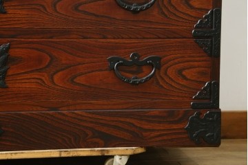 中古　岩谷堂箪笥　力強い木目と重厚感のある金具が目を引くチェスト　(R-075586)