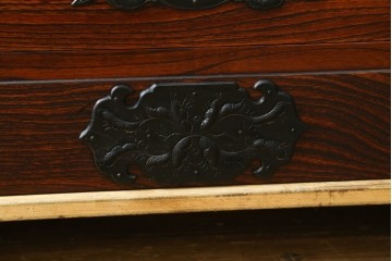 中古　岩谷堂箪笥　力強い木目と重厚感のある金具が目を引くチェスト　(R-075586)