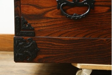 中古　岩谷堂箪笥　力強い木目と重厚感のある金具が目を引くチェスト　(R-075586)