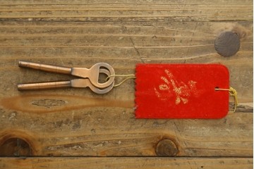 中古　岩谷堂箪笥　力強い木目と重厚感のある金具が目を引くチェスト　(R-075586)