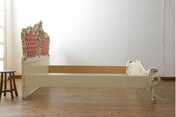 中古　イタリア高級家具　SILIK(シリック)　ロココ調　ガーリースタイルの空間を演出してくれるベッドフレーム(キングサイズ)(R-075603)