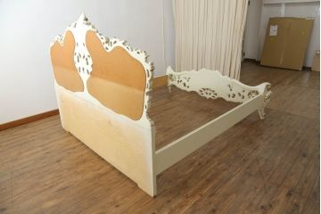 中古　イタリア高級家具　SILIK(シリック)　ロココ調　ガーリースタイルの空間を演出してくれるベッドフレーム(キングサイズ)(R-075603)