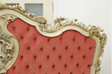 中古　イタリア高級家具　SILIK(シリック)　ロココ調　ガーリースタイルの空間を演出してくれるベッドフレーム(キングサイズ)(R-075603)