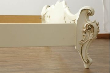 中古　イタリア高級家具　SILIK(シリック)　ロココ調　ガーリースタイルの空間を演出してくれるベッドフレーム(キングサイズ)(R-075603)