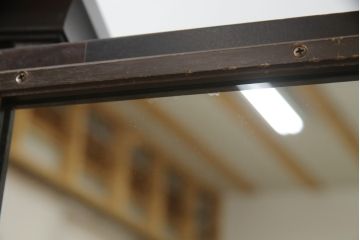 中古　北海道民芸家具　深い木の色味が味わい深いシンプルなデザインのワードローブ(洋服タンス、衣装タンス、キャビネット、収納棚)(R-075607)