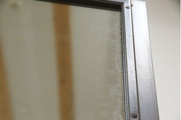 中古　北海道民芸家具　深い木の色味が味わい深いシンプルなデザインのワードローブ(洋服タンス、衣装タンス、キャビネット、収納棚)(R-075607)