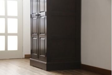中古　北海道民芸家具　深い木の色味が味わい深いシンプルなデザインのワードローブ(洋服タンス、衣装タンス、キャビネット、収納棚)(R-075607)